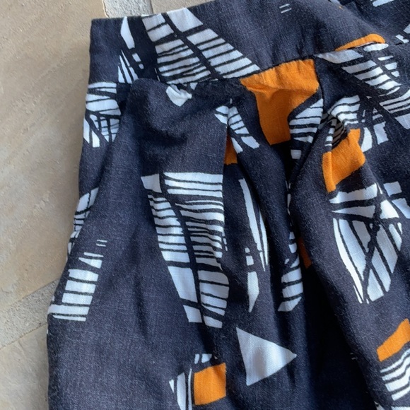 Lush Geometric Black, Yellow & White Pleated Shorts M - Picture 6 of 7